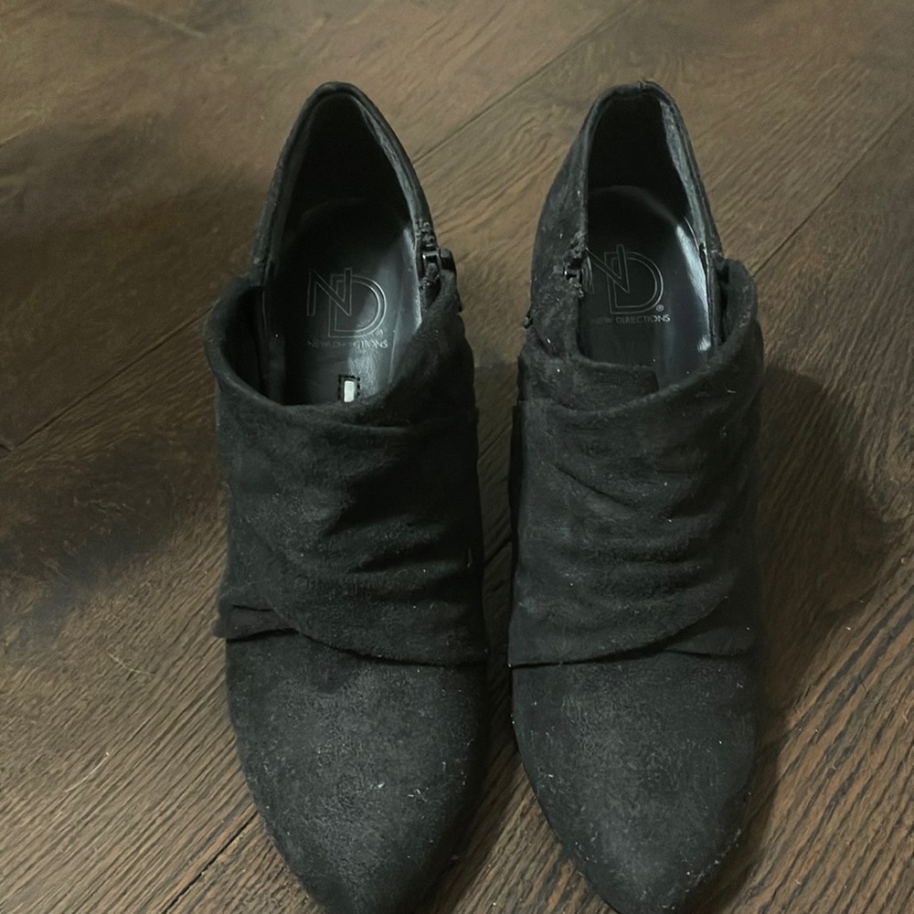 New Directions charcoal gray heeled booties